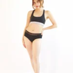 Modelo usando el Calzón Menstrual ASHA de Alella Flow, corte bikini de cintura baja para flujo ligero.