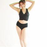 Modelo usando el Calzón Menstrual BRUMA para flujo abundante de hasta 65 ml.