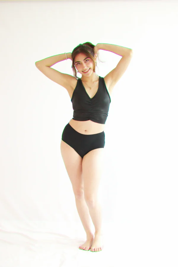 Modelo usando el Calzón Menstrual BRUMA para flujo abundante de hasta 65 ml.