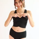 Modelo usando el Calzón Menstrual BRUMA de Alella Flow con corte clásico de cintura alta.