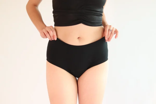 Detalle del Calzón Menstrual BRUMA con tecnología de 4 capas de protección.