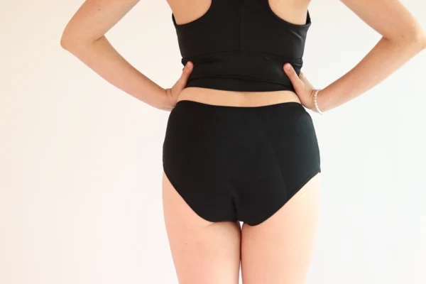 Detalle frontal del Calzón Menstrual BRUMA con corte clásico de cintura alta.