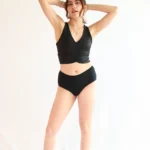 Modelo luciendo el Calzón Menstrual BRUMA de Alella Flow.