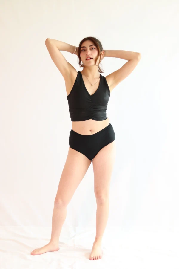 Modelo luciendo el Calzón Menstrual BRUMA de Alella Flow.