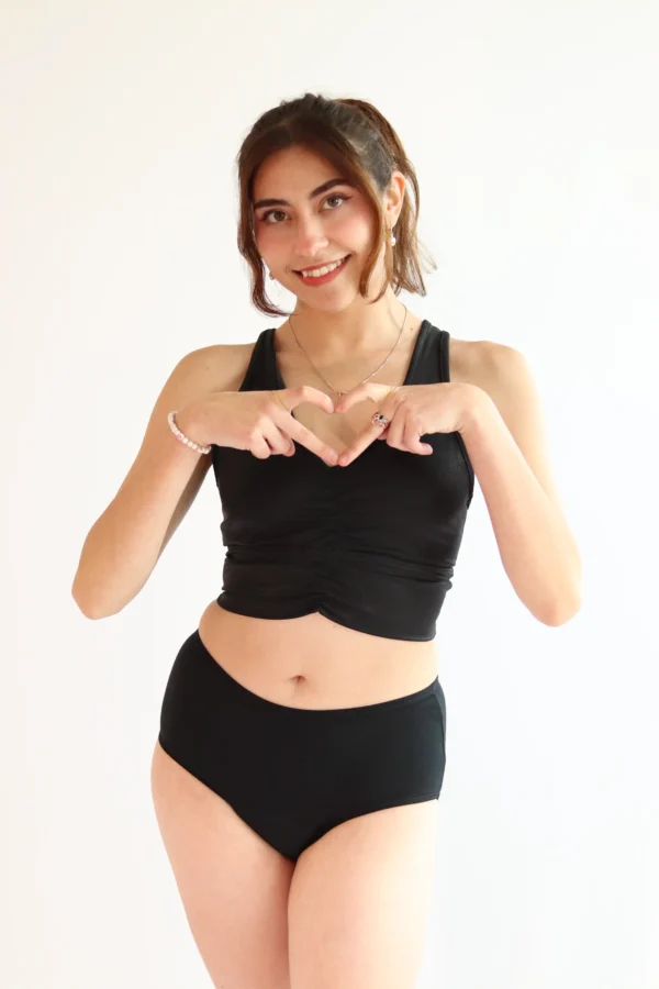 Modelo usando el Calzón Menstrual BRUMA de Alella Flow con corte clásico de cintura alta.