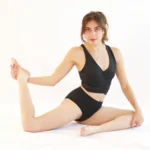 Modelo realizando estiramiento con el Calzón Menstrual ETERNA sin costuras.