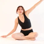 Modelo sentada usando el Calzón Menstrual ETERNA de Alella Flow.