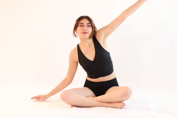 Modelo sentada usando el Calzón Menstrual ETERNA de Alella Flow.