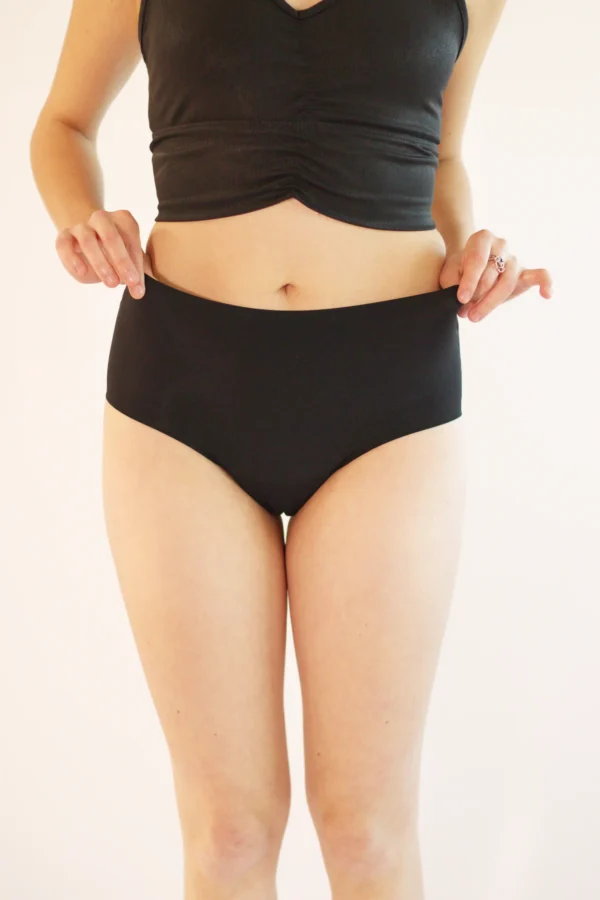 Detalle frontal del Calzón Menstrual ETERNA de Alella Flow sin costuras y de cintura alta.