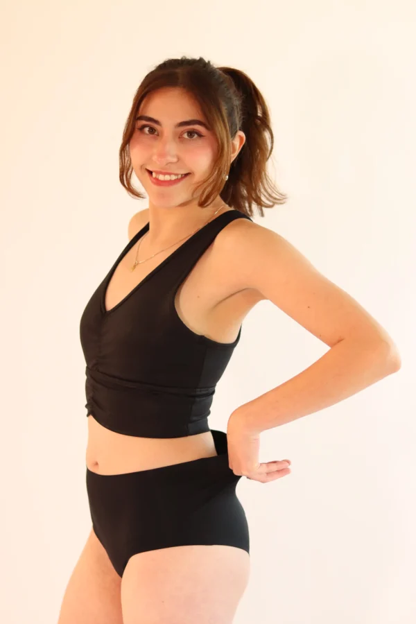 Modelo luciendo el Calzón Menstrual ETERNA con diseño sin costuras.