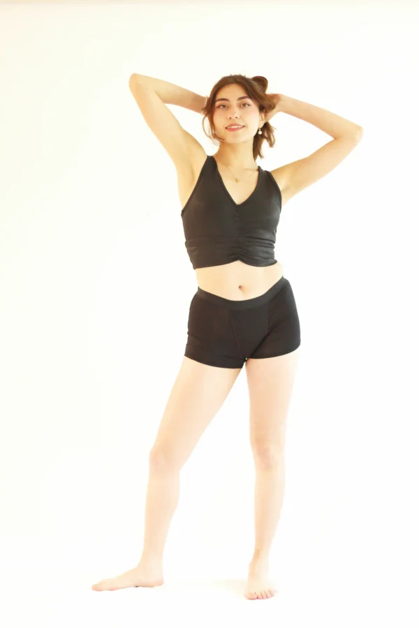 Modelo luciendo el Bóxer Menstrual NYX de Alella Flow.
