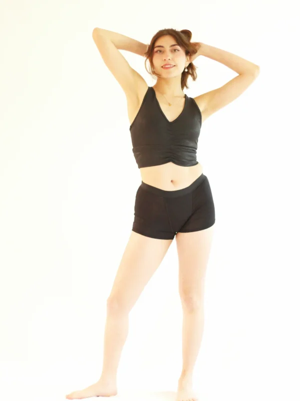 Modelo luciendo el Bóxer Menstrual NYX de Alella Flow.