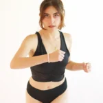 Modelo usando el Calzón Menstrual SIRA de Alella Flow con corte hipster de cintura media.