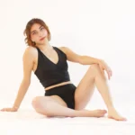 Modelo sentada usando el Calzón Menstrual SIRA con diseño sin costuras.
