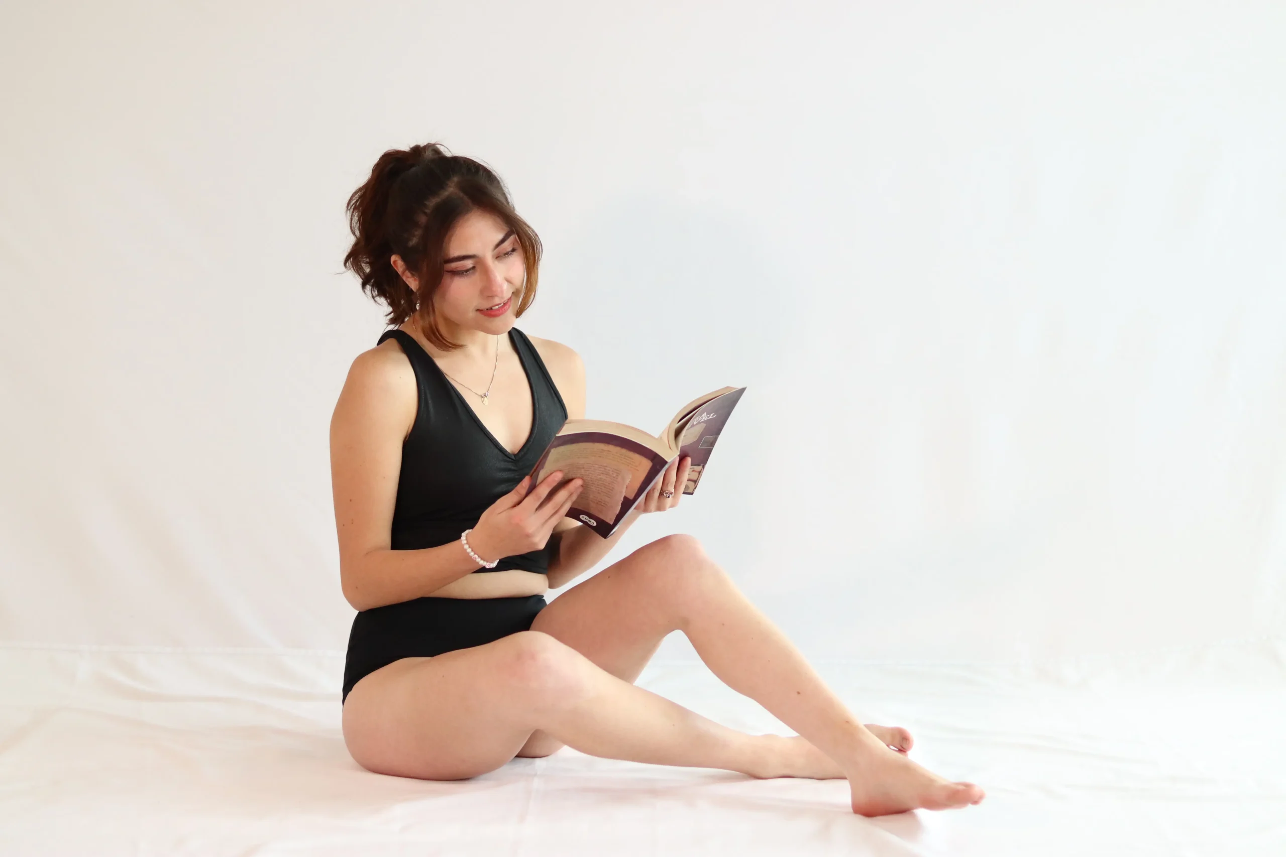 chica leyendo una revista